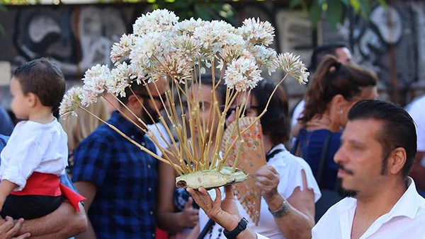 Biznaguero holding a traditional biznaga